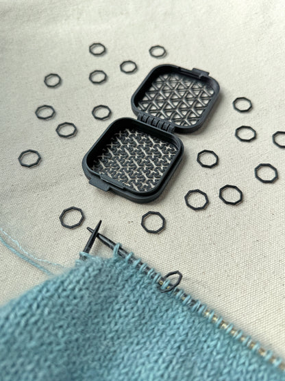 Rhombus Stitch Markers Set – 20 pcs with Box Black